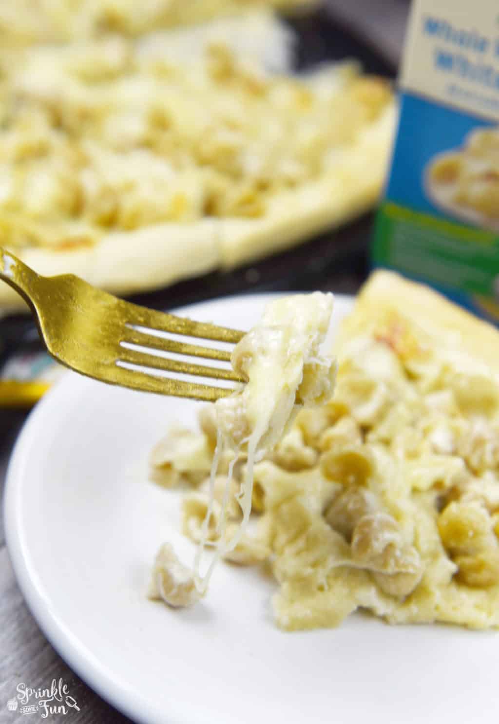 Alfredo Mac & Cheese Pizza is simply amazing. I've had the Mac & Cheese pizzas before and so I wanted to change it up a little bit with Alfredo sauce.