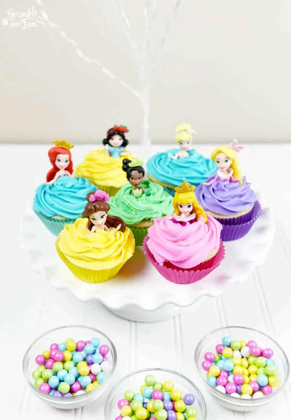 DISNEY PRINCESSES CAKE DECORATING USING 1M WILTON PIPING TIP 