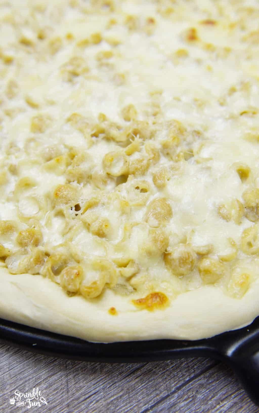 Alfredo Mac & Cheese Pizza ⋆ Sprinkle Some Fun